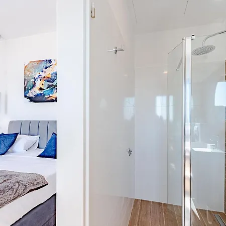 3 Bedroom Amazing In Blato Holiday home