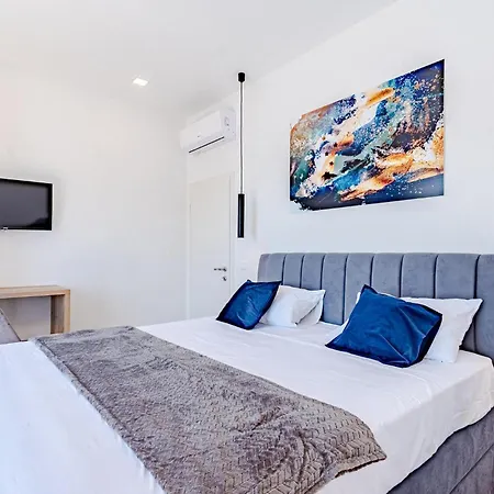 3 Bedroom Amazing In Blato *