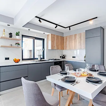 3 Bedroom Amazing In Blato *