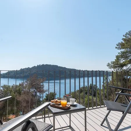 3 Bedroom Amazing In Blato *