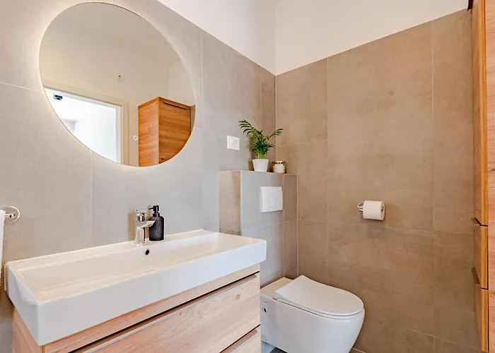 3 Bedroom Amazing In Holiday home